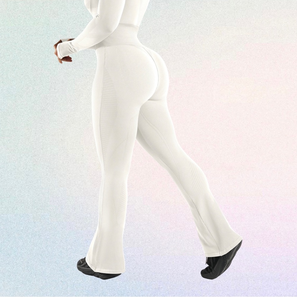 the giving movement activewear flared leggings 🫶🏼